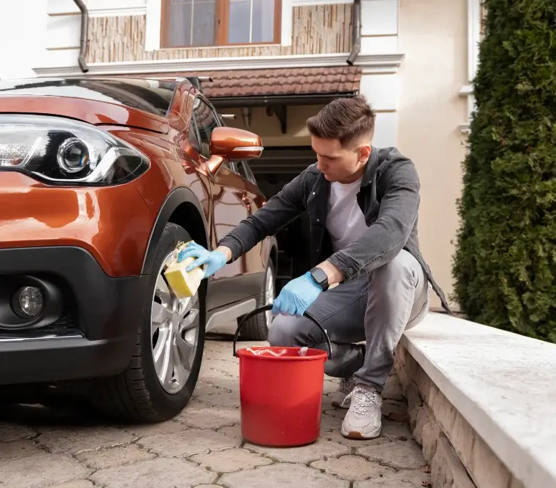 Lavage auto à domicile La Lande-d'Airou : professionnel intervenant sur un véhicule
